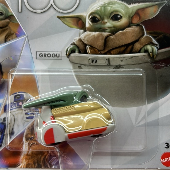 Hot Wheels Disney 100 Yoda and Mandalorian Cars - Picture 6 of 6
